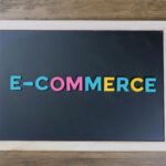 e-commerce napis kolorowy na czarnej tablicy